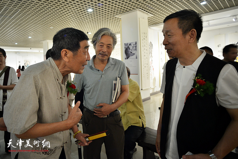 寇北辰先生与张建会在展览现场交流。