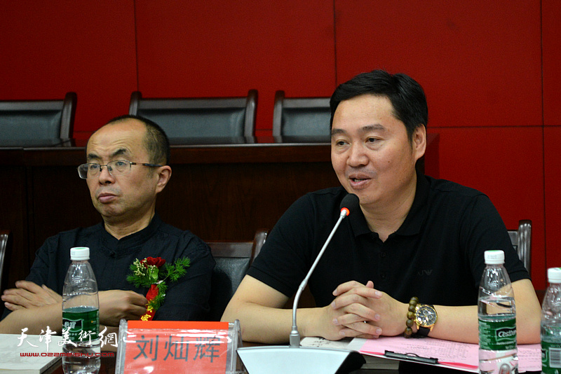 洛阳市书法家协会副主席兼秘书长刘灿辉主持研讨会。