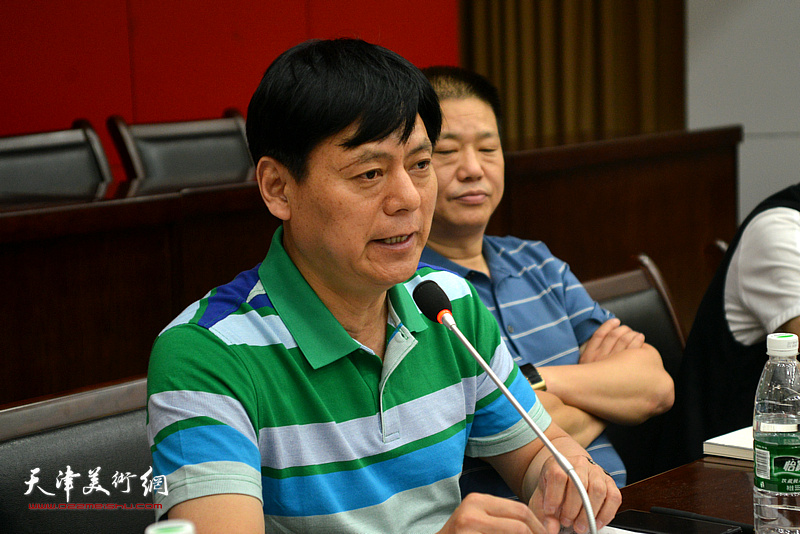 王鸣在研讨会上发言。