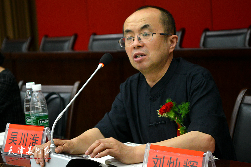 吴川淮在研讨会上发言。