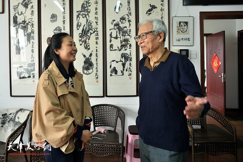 刘荫祥先生接受今晚文化《师情画意》专栏记者采访。