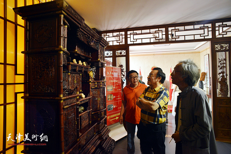 姚景卿、陈钢、张维参观凯华明清家具博物馆。