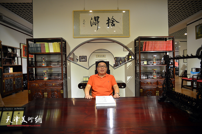 张维在凯华明清家具博物馆。