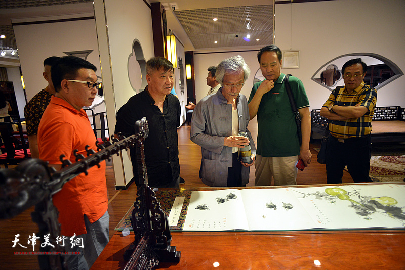 天津书画家欣赏凯华明清家具博物馆的藏画。