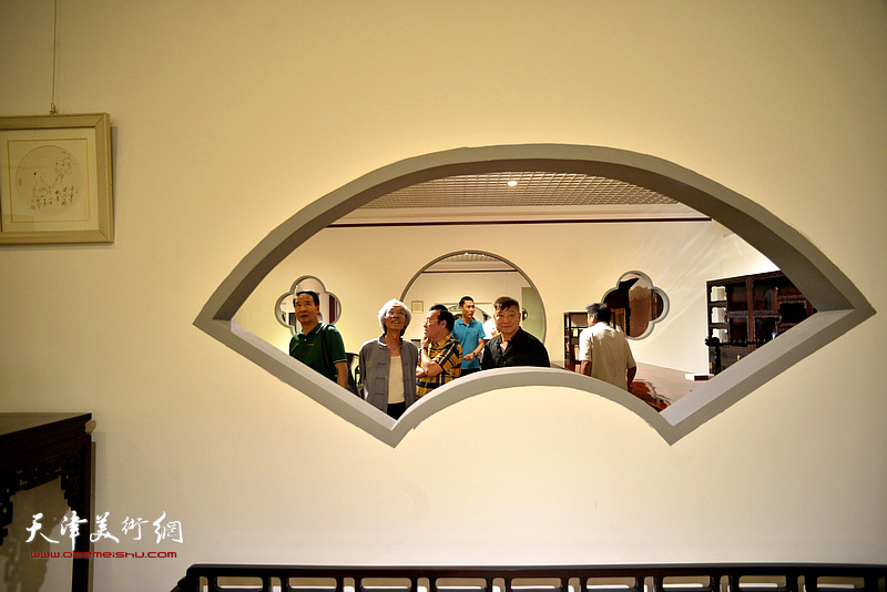 巨龙画院书画家一行参观凯华明清家具博物馆。