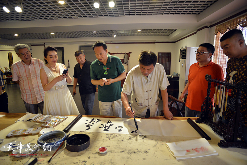 天津书画家一行为博物馆创作。