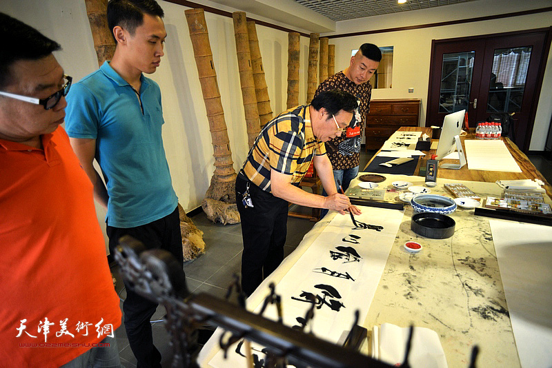 天津书画家一行为博物馆创作。