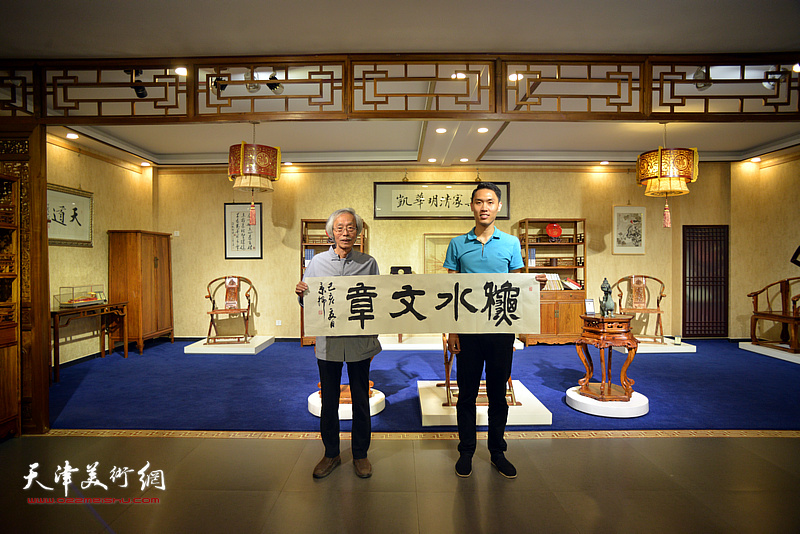 天津书画家一行为博物馆创作，图为姚景卿与郭凯华。