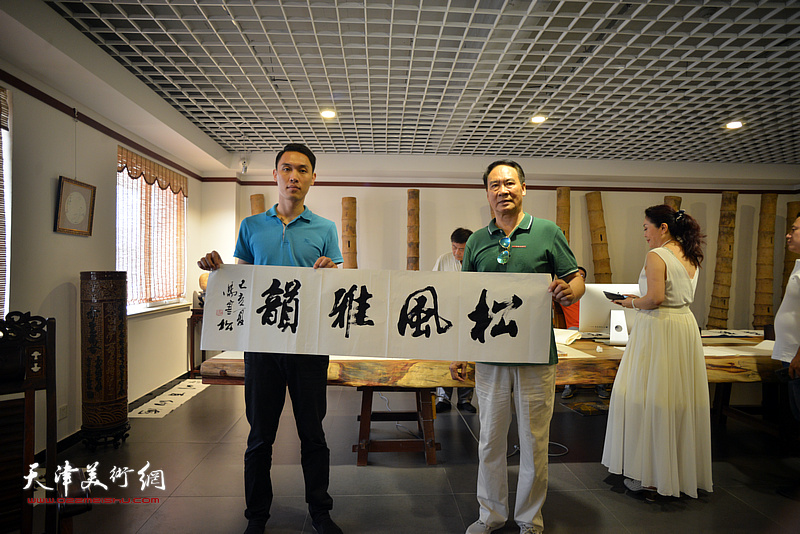 天津书画家一行为博物馆创作，图为马寒松与郭凯华。