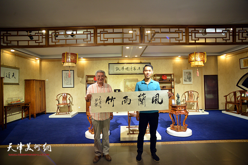 天津书画家一行为博物馆创作，图为张佩钢与郭凯华。