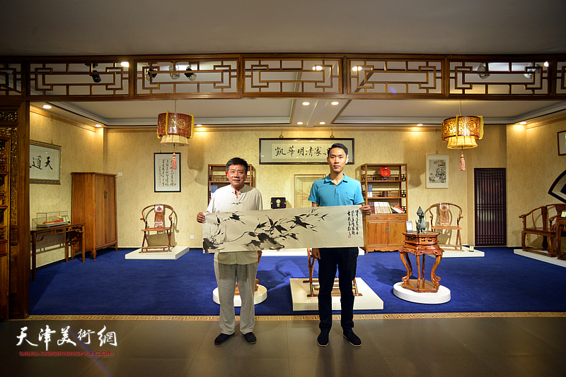 天津书画家一行为博物馆创作，图为张运河与郭凯华。