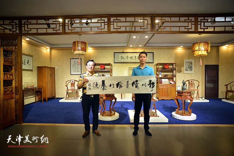天津书画家一行为博物馆创作，图为陈钢与郭凯华。