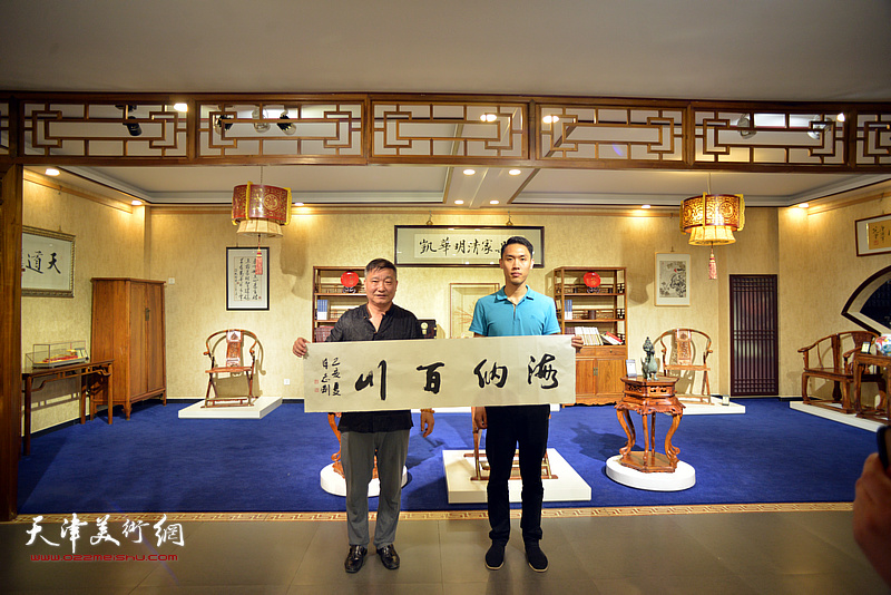 天津书画家一行为博物馆创作，图为皮志刚与郭凯华。
