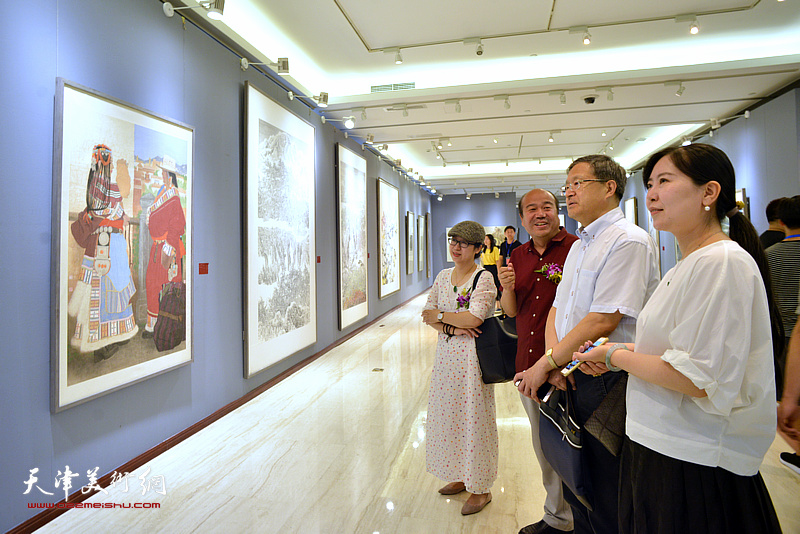 史瑞杰、孟庆占、任欢、武欣在画展现场观看作品。