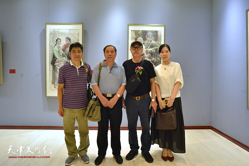 郭凤祥、王爱宗、高博、任欢在画展现场。