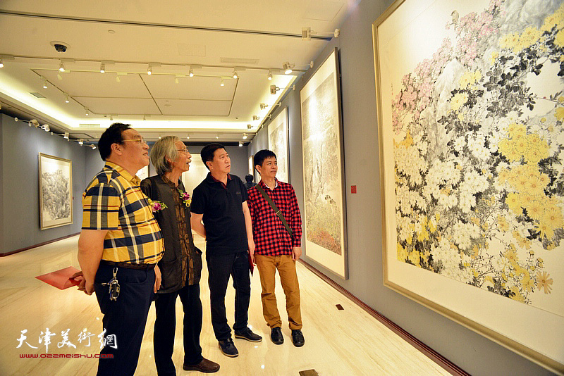 姚景卿、姚新、陈钢、杨海涛在画展现场观看作品。