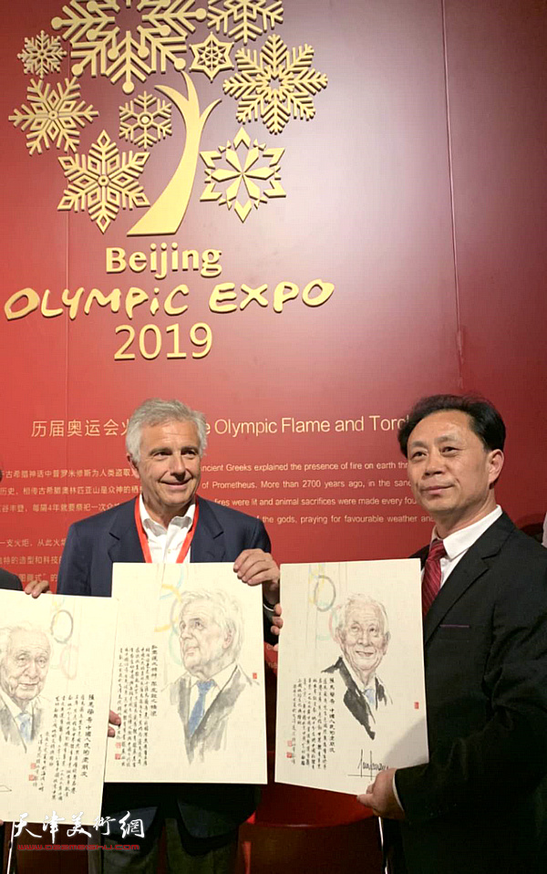张大功在故宫向国际奥委会副主席、国际奥委会北京2022年冬奥会协调员会主席胡安.安东尼奥.小萨马兰奇先生赠送其父肖像和小萨马兰奇肖像。