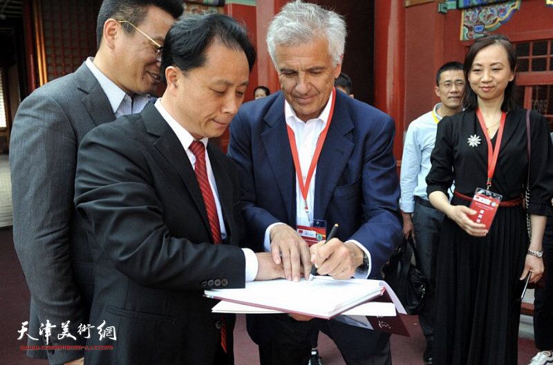 国际奥委会副主席、国际奥委会北京2022年冬奥会协调委员会主席胡安.安东尼奥.小萨马兰奇先生在故宫为张大功的《冬奥日记》签名。
