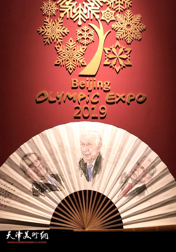 在2019奥林匹克博览会·故宫大展上展示的张大功绘制的萨马兰奇等人的巨幅扇面。