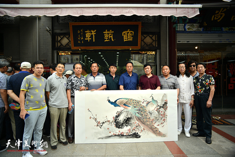 著名画家张玉明应邀到鹤艺轩创作大幅花鸟画作《翠羽寒香》。