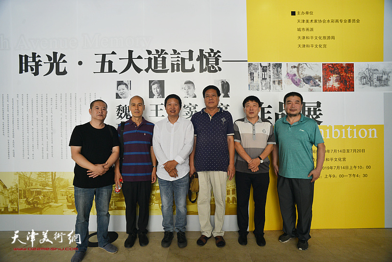 左起：宋世凯、张玉忠、魏瑞江、段博君、高原春、田军在画展现场。