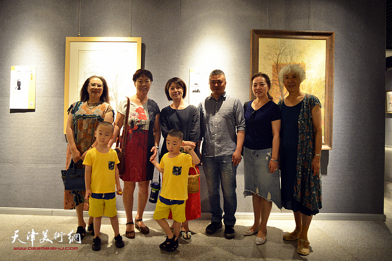 窦洪伟、窦士萍与来宾在画展现场。