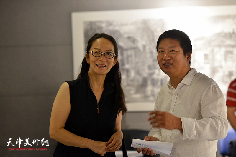 魏瑞江与卢永琇在画展现场。