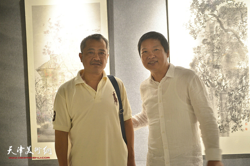 魏瑞江与王勇庆在画展现场。