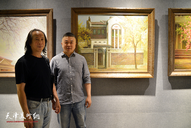 窦洪伟与周世麟在画展现场。