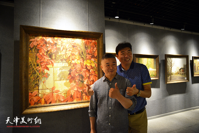 窦洪伟与王健在画展现场。