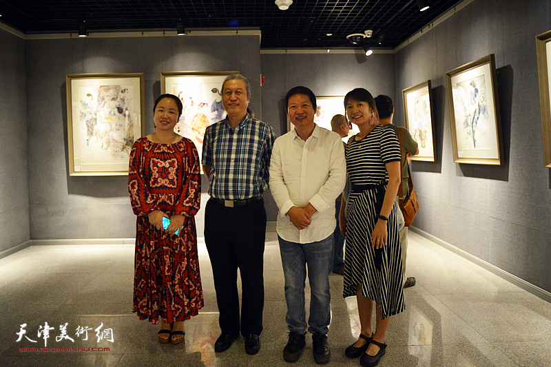 魏瑞江、王刚、孙娟在画展现场。