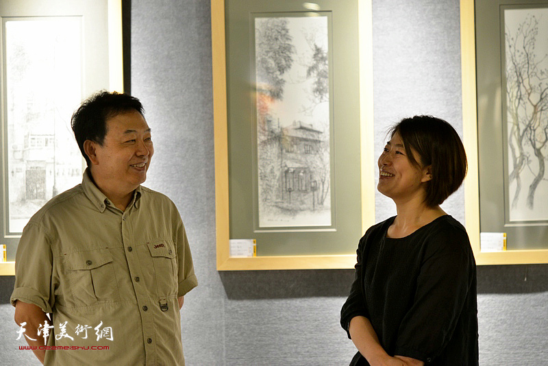 窦士萍与华邵栋在画展现场。