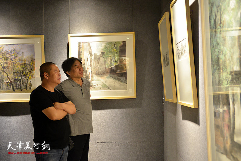 肖培金、宋世凯在画展现场观看作品。