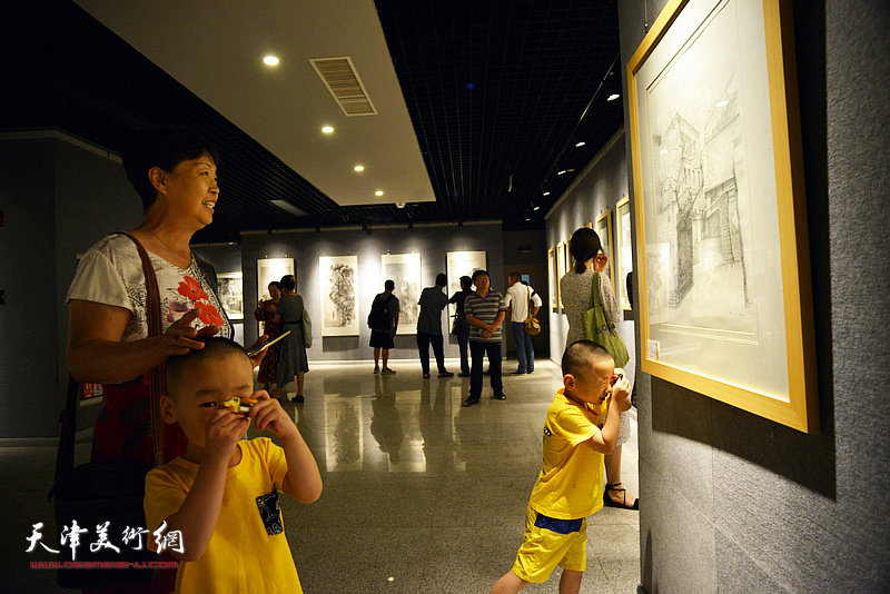 “时光·五大道记忆”——魏瑞江、王刚、窦洪伟、窦士萍作品展现场。