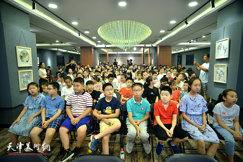 “梦的起点”天津市青少年书画作品征集展示活动暨中央数字电视书画频道首届天津市青少年书画征集展示活动开幕现场。