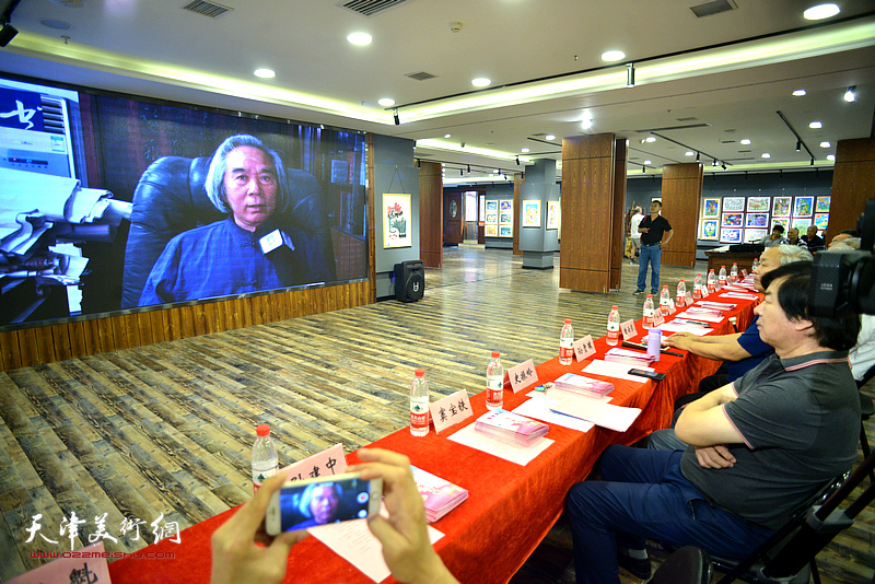 著名书画家霍春阳先生通过视频向大展表示祝贺