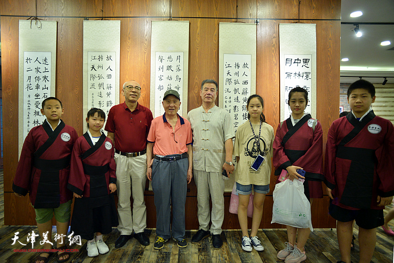 孙贵璞、王炳学、张新月与学津书院的小作者在活动现场