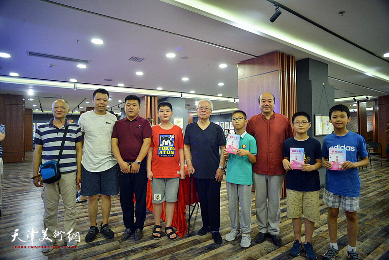 贾宝珉、孟庆占、周连起、李大光与获奖的小作者在活动现场