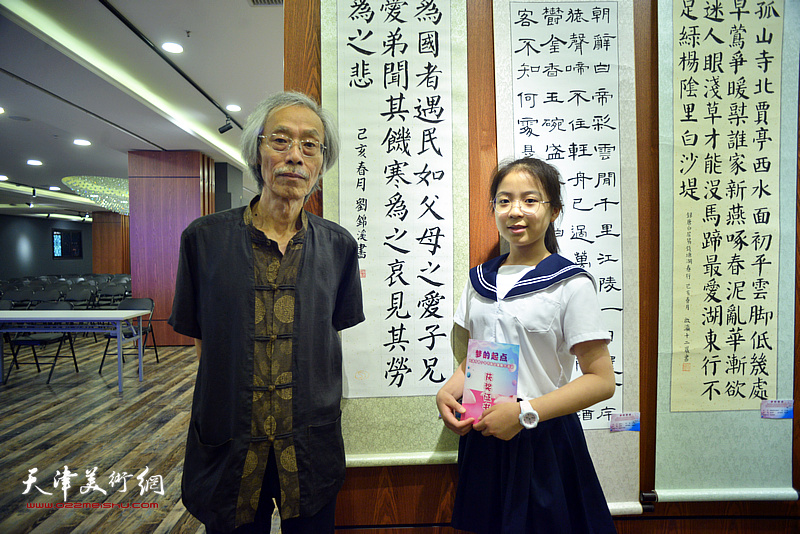 姚景卿与获奖的小作者刘锦溪在活动现场