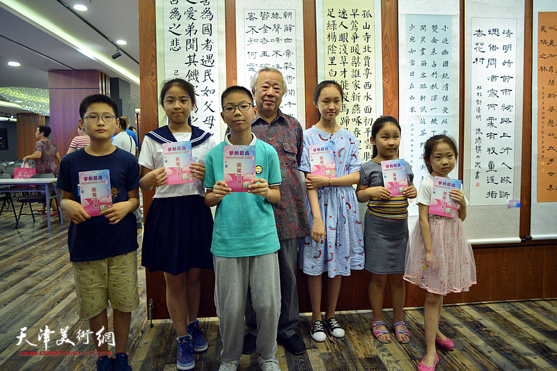阮克敏与获奖的小作者在活动现场。