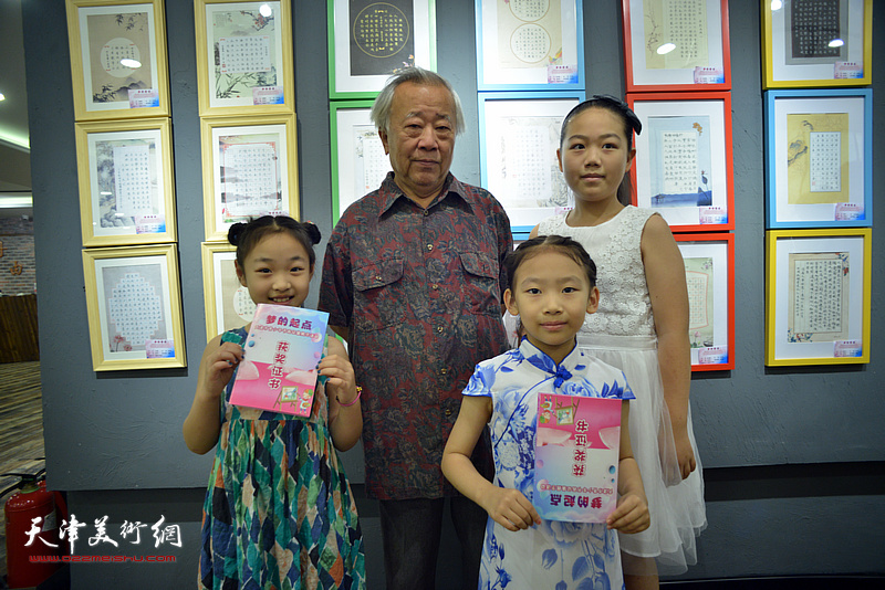 阮克敏与获奖的小作者在活动现场。