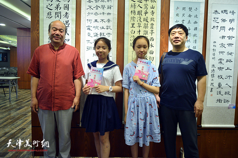 孟庆占与获奖的小作者在活动现场。