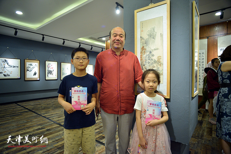 孟庆占与获奖的小作者在活动现场。