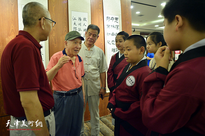 孙贵璞与学津书院的小作者在活动现场交流。