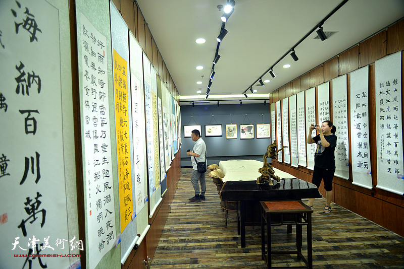 “梦的起点”天津市青少年书画作品征集展示活动暨中央数字电视书画频道首届天津市青少年书画征集展示活动现场。