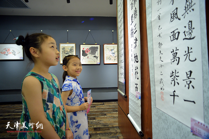 “梦的起点”天津市青少年书画作品征集展示活动暨中央数字电视书画频道首届天津市青少年书画征集展示活动现场。