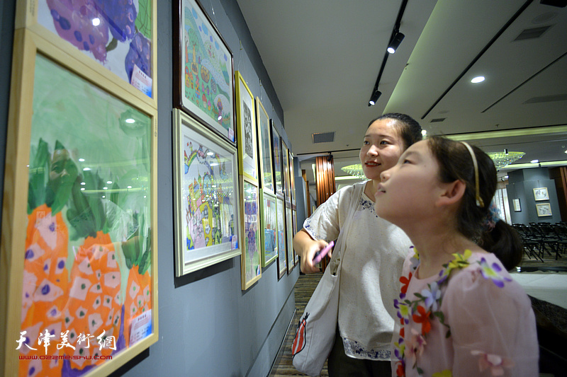 “梦的起点”天津市青少年书画作品征集展示活动暨中央数字电视书画频道首届天津市青少年书画征集展示活动现场。