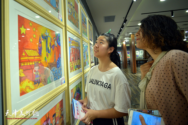 “梦的起点”天津市青少年书画作品征集展示活动暨中央数字电视书画频道首届天津市青少年书画征集展示活动现场。