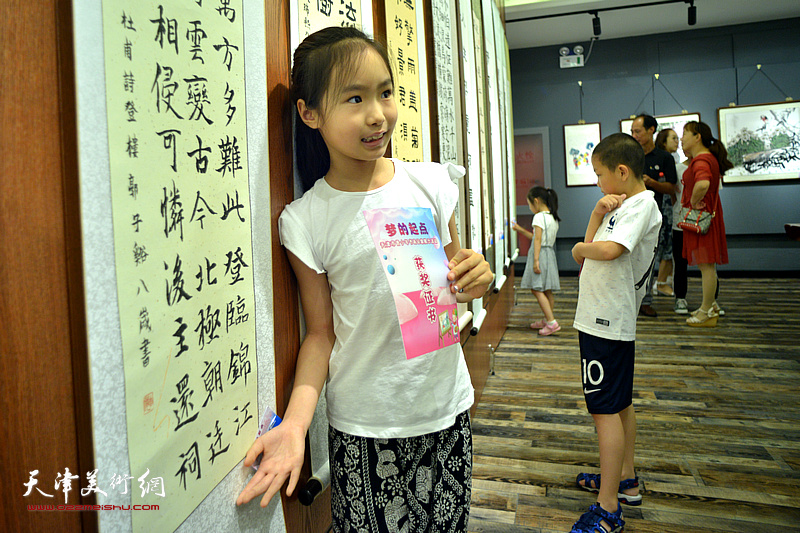 天津市青少年书画作品征集获奖小作者在活动现场。