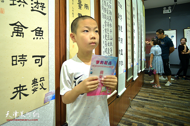 天津市青少年书画作品征集获奖小作者在活动现场。